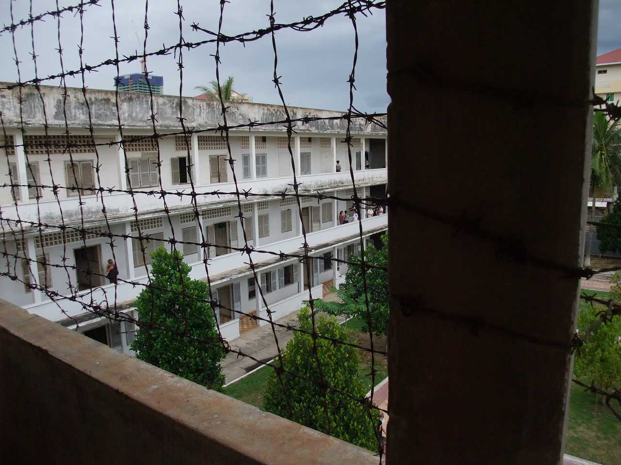 建物3階からの風景と自殺防止用鉄網(トゥールスレン博物館にて撮影)