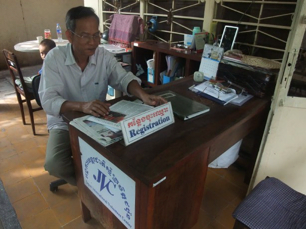 ブンヒエンさんと近所の子ども。