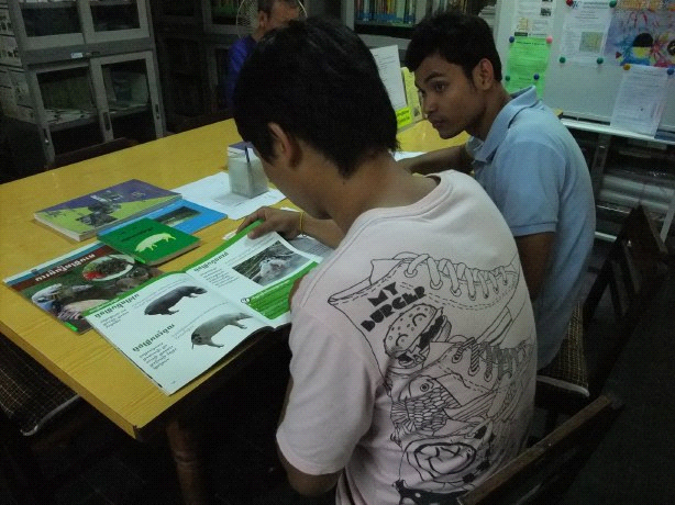 熱心に資料を読む学生。一生懸命勉強してください!