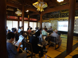 富山県砺波市で行われた報告会の様子