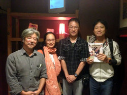 上映後に綿井監督（右から二人目）と（筆者は右端）。