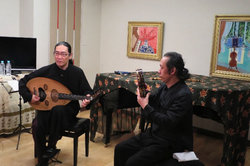 ウードを演奏する常味さん（左）とレクを演奏する和田さん（右）