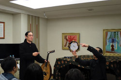 アラブのタンバリン・レクの構造を説明。皮の部分やジングルを叩いたり、全体を振ったりしてリズムを刻みます