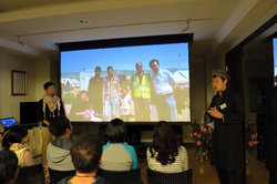 JVCスタッフがイラクの難民キャンプの状況を説明