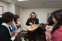 ウードのつくりに興味深々