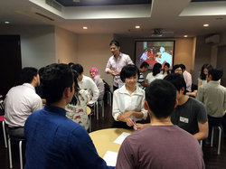 別々のお題を与えられた二人がペアに。ペンと紙は一セットのみ