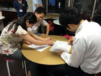 一人は「昼の都会」、もう一人は「夜の浜辺」を描きます