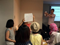 紙の半分にそれぞれのお題を描いたペア