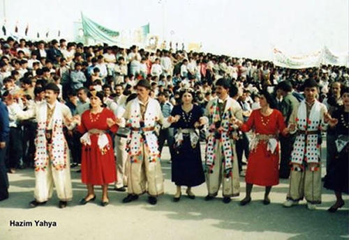 モスルの春祭りでのフォークダンス<br />（Wikipedia：Eng Hazim Yahya より）