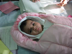 大きな瞳の生後5ヶ月のヌールちゃん