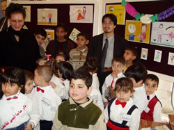 イラクの子どもたち（中央奥が佐藤）