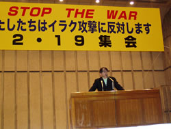 壇上から平和を訴える熊岡代表