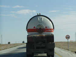 ペトロール(ガソリン)を運ぶタンクローリー