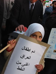 「石油のためにイラクのこどもたちの血を流さないで」と訴えるヨルダンの子供