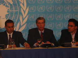 記者会見するIOM局長マキンレイ氏（中央）