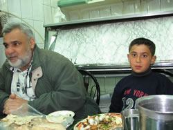 イラク料理を食べる親子。