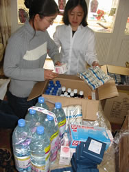 支援物資を用意するJVCスタッフ