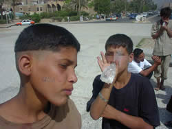 米軍に散髪をしてもらった子ども