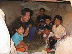 三枝さんと子ども達（音楽学校の校庭に掘られた防空壕の中で）