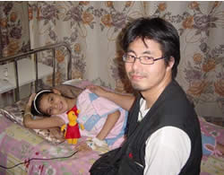 ヌールちゃんと佐藤、一緒に写真をとろうとせがまれる