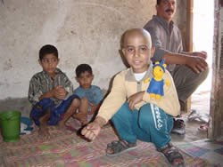 少年の住む家は家畜小屋のようなところ