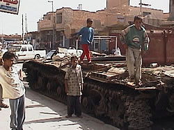 戦車をねぐらとする子どもたち