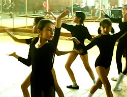 バレエの練習に励む子どもたち