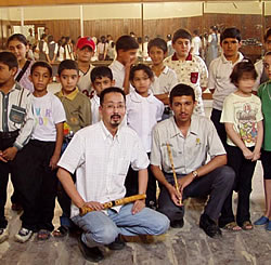 生徒たちとともに（中央が井下医師）