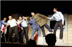 サダムの銅像に扮するヒシャーム・ヤニス氏