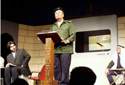 情報相のシャハフ氏に扮するヤニス氏