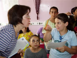 子どもと話す石垣ボランティア