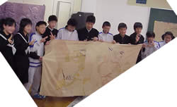 東草野中学生とレリーフ模写布(写真一部)