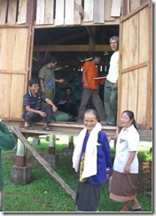 第一回の米倉開きに集まった村人