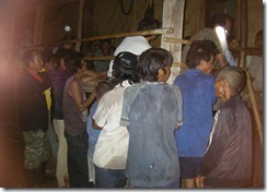 話し合いの場に集まる村人たち