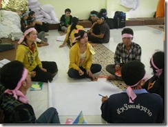 ワークショップに取り組むボランティア