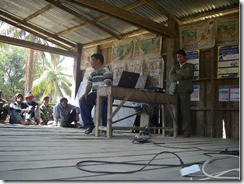 土地の境界線について説明を受ける村人たち