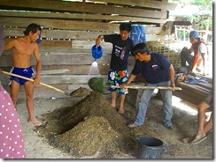 実施を通して堆肥作りを学ぶ研修参加者