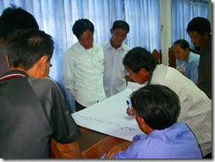 発表の準備をする参加者