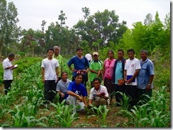 訪問した畑で記念撮影
