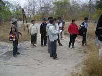 タイの村人のはなしに耳を傾ける参加者