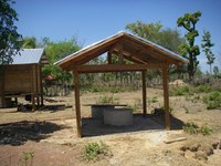 屋根とプラットフォームのついた浅井戸