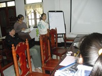 有効団体との会議で、調査結果を発表するペタワン