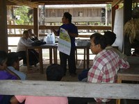 カレンダーに描かれた絵を使い土地に関する法律を説明するレノール