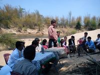 セレモニーでコメントを述べるグレン