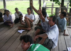 村での話し合いの様子