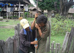 村の修理ボランティアによる修理の様子