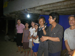 村人も参加し、ドラマで見た内容を確認する