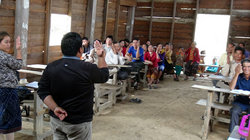 ドンサン村に隣接するカムワン県側の村へ<br/>魚保護地区設置にかかる説明