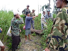 2村の村人が共に森を歩き、境界線を確認 