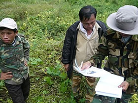 境界線を確認し、地図化していく行政官たち